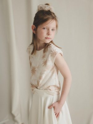Petite fille en tenue de cérémonie