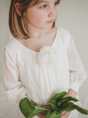 Petite fille en pièce de cérémonie