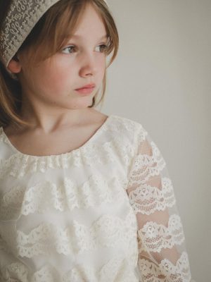 Petite fille en pièce de cérémonie