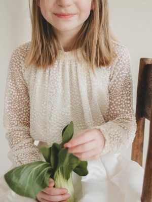 Petite fille en tenue de cérémonie