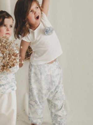 Petite fille en tenue de cérémonie