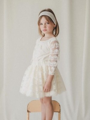 Petite fille en tenue de cérémonie