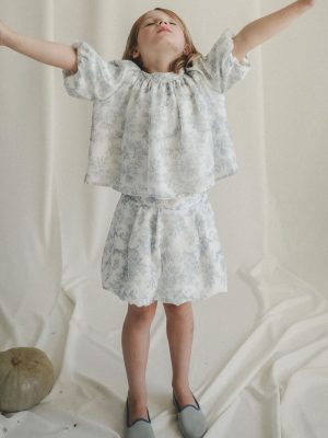 Petite fille en robe de cérémonie