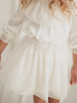 Petite fille en pièce de cérémonie