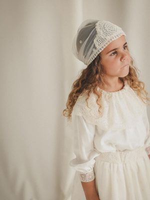 Petite fille en pièce de cérémonie