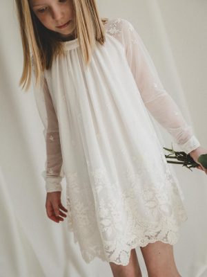 Petite fille en pièce de cérémonie