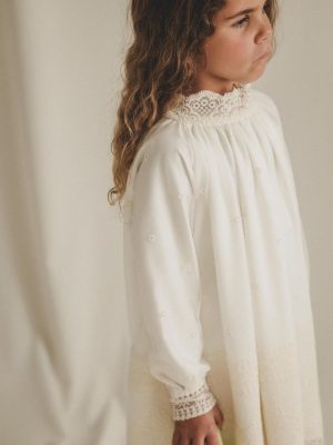 Petite fille en robe de cérémonie