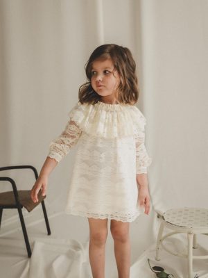 Petite fille en tenue de cérémonie