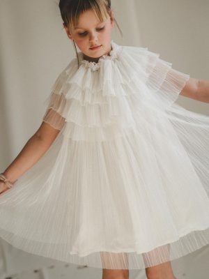 Petite fille en robe de cérémonie