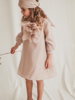 Petite fille en robe de cérémonie