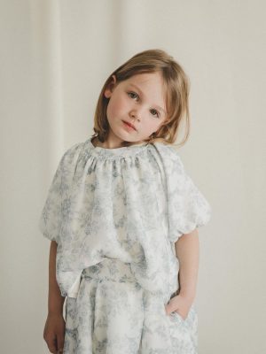 Petite fille en tenue de cérémonie