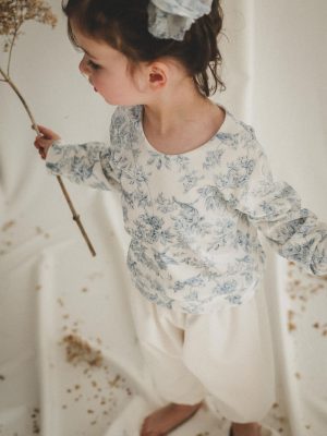 Petite fille en tenue de cérémonie