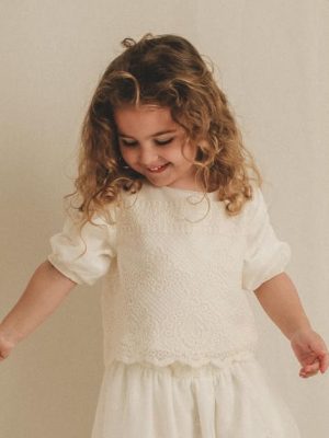 Petite fille en pièce de cérémonie