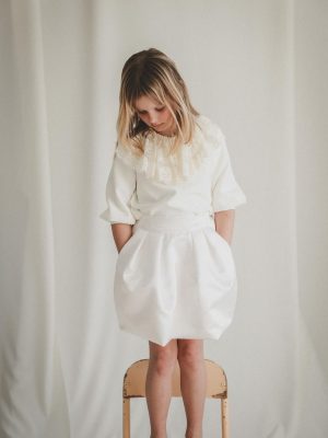 Petite fille en tenue de cérémonie