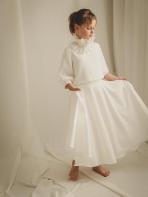 Petite fille en tenue de cérémonie