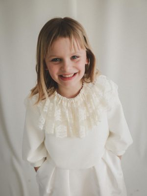 Petite fille en tenue de cérémonie