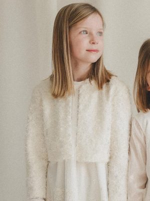 Petite fille en tenue de cérémonie