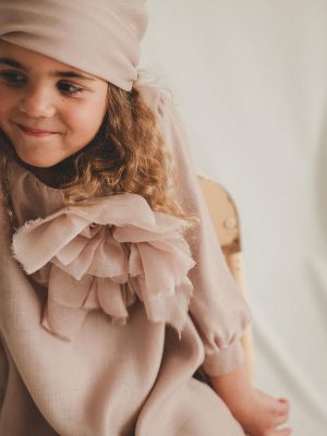 Petite fille avec accessoire de cérémonie