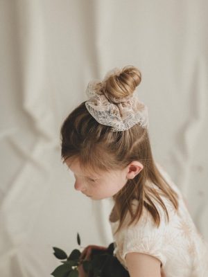 Petite fille avec accessoire ceremonie