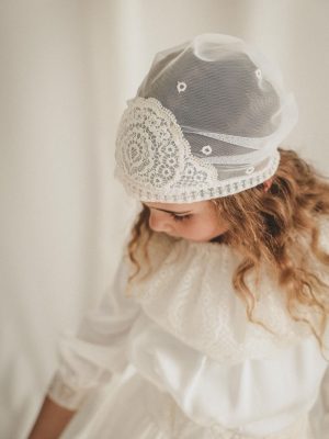 petite fille en tenue de cérémonie