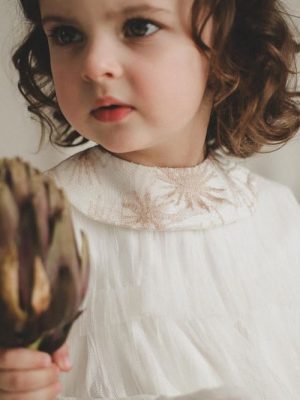 petite fille en tenue de cérémonie