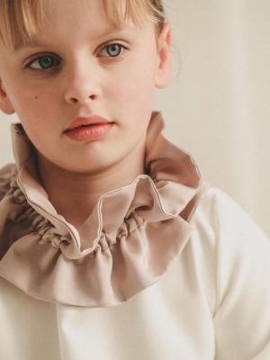 Petite fille avec colerette