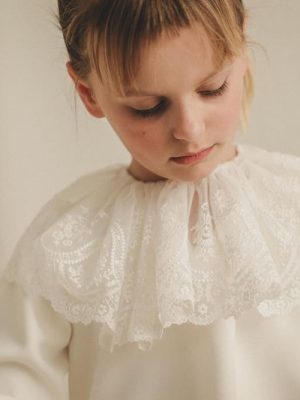 Petite fille avec colerette