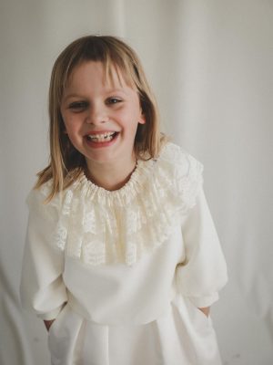 Petite fille avec colerette