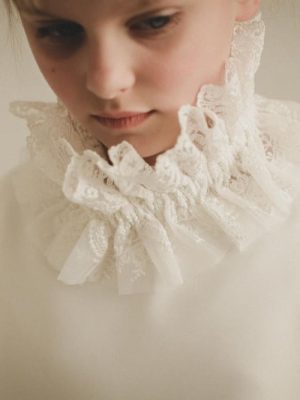 Petite fille avec colerette