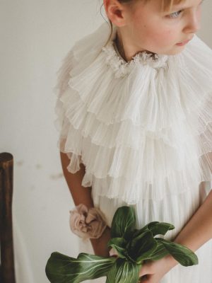 Petite fille avec colerette