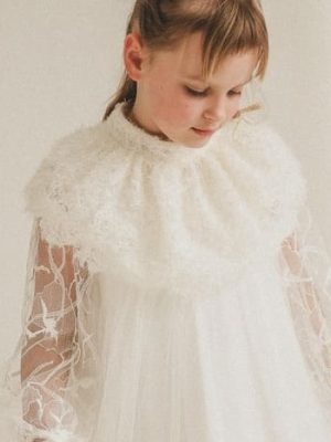 Petite fille avec colerette