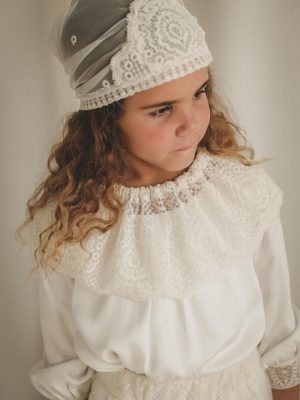 Petite fille avec colerette