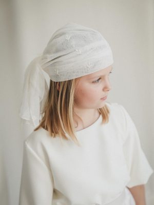 petite fille en tenue de cérémonie