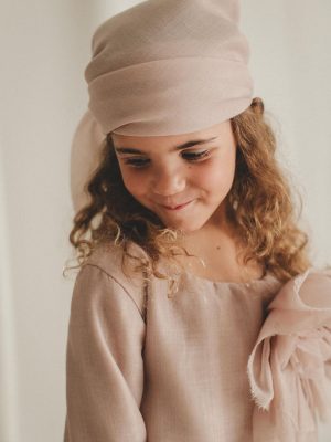 petite fille en tenue de cérémonie