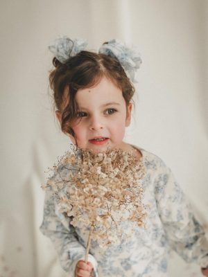 Petite fille avec accessoire de cérémonie