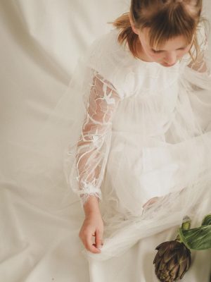 Petite fille en tenue de cérémonie